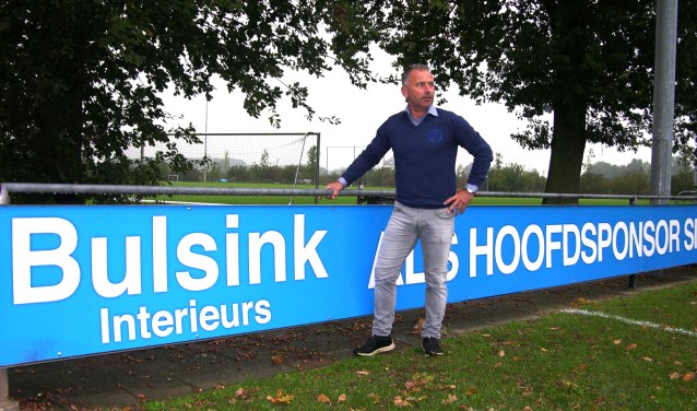 Kilder trainer Marcel Lucassen langs de lijn op Sportpark De Pol. Foto: John van der Kamp.