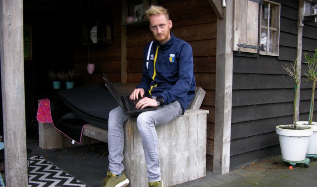 DZC-trainer Steven Verheijen achter zijn laptop, bekijkt de videoanalyse van de laatste wedstrijd. Foto: John van der Kamp