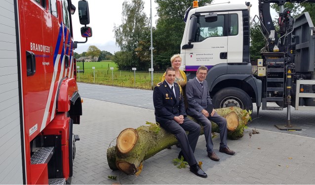 Frans Meulenbelt van de Hengelose brandweer is trots op en blij met het nieuwe gebouw waarin hij samenwerkt met Ellen Hanzens, manager van de buitendienst van de gemeente Bronckhorst. Naast hen wethouder Paul Seesing. Foto: Luuk Stam
