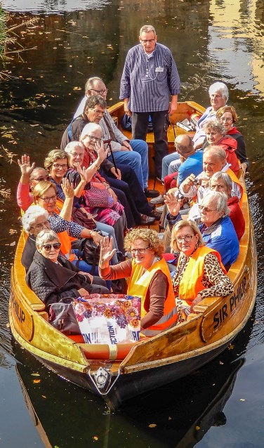 De bewoners genoten volop van het boottochtje. Foto: Gerard Kiezebrink