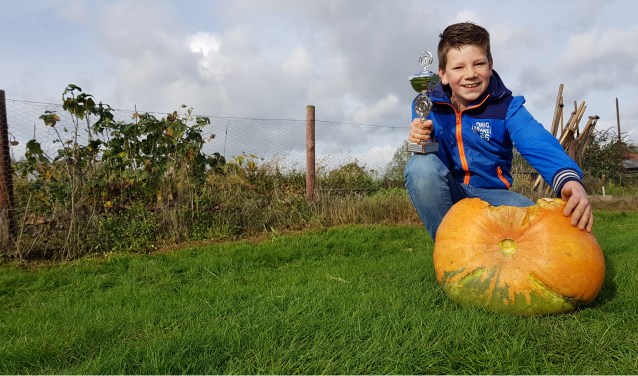 Winnaar Luuk Willemsen met zijn pompoen van 17 kilo. Foto: Luuk Stam