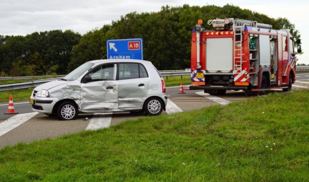Er was behoorlijke blikschade na het ongeval op de oprit A18 bij de Europaweg. Foto: News United/112Achterhoek-Nieuws