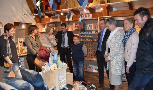 Het college van B&W en de gemeentesecretaris op bezoek bij Total Art, de winkel van Estinea. Foto: Stijn Terlingen