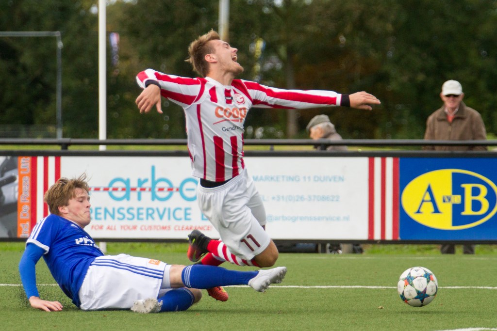 Een slyding levert een penalty op voor Gendringen. Foto: Marcel Houwer