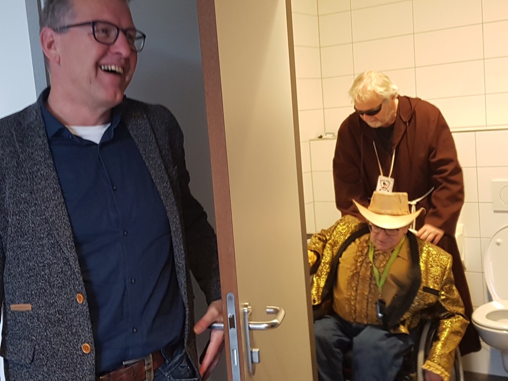 Vrolijke momenten tijdens de testroute van Jan Troost (in rolstoel) en broeder Tuck, Links directeur Tonnie Zieverink van De Mattelier. foto: Kyra Broshuis