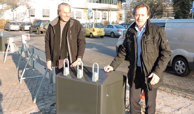 Wethouder Gerard Nijland en beleidsmedewerker Jan ten Klooster bij één van de ondergrondse containers voor restafval. Foto: archief Aaltens Nieuws / Joost van de Nadort