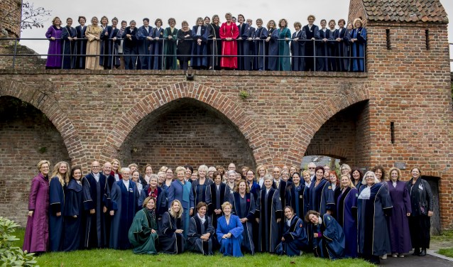 Negentig trouwambtenaren nemen een moment om in toga voor- en op de Berkelruïne te verschijnen. Foto: Kijk-Kunst Fotografie/Karin Keesmaat