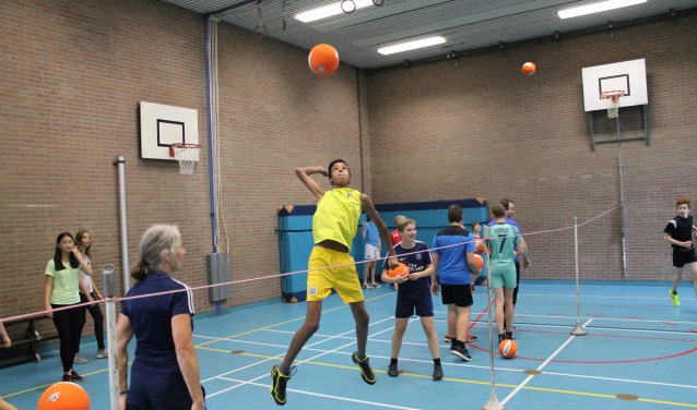 leerlingen leren smashen. Foto: PR SFB