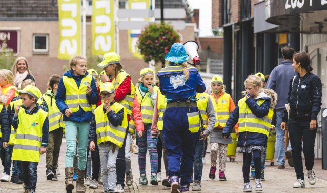 De Winterswijkse Beestenbenders op weg naar de Markt. Foto: Jorg Foto & Video