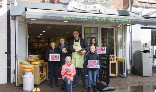 Van links naar rechts: Najib Makhlouf, Anne ten Dolle, Emma Oonk, Jacco van der Vecht, Lorin Wolfs en Suus Winkelhorst. Foto: Sanne Wevers