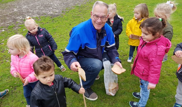 Bennie Klein Tank wordt verrast door de peuters van Pindakaas. Foto: Kyra Broshuis