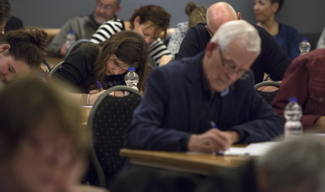 Naast het testen van de Nederlandse taal, steunt men ook een goed doel. Foto: Patrick van Gemert/Zutphens Persbureau