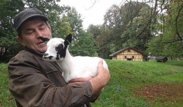 Dierenverzorger Eco Teunissen met de nieuwe aanwinst, een jong dwerggeitje. Foto: PR
