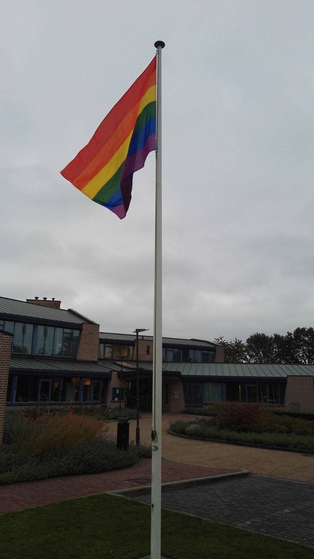 De regenboogvlag in top. Foto: Rob Weeber