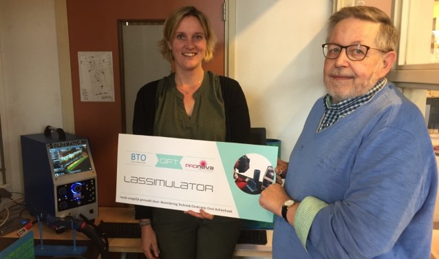 Han Funke overhandigt Roos Willemsen de cheque. Foto: PR