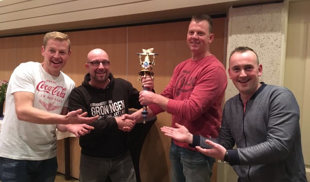 Prins Hans (links), Sander Esselink, Joris Wiegerink en Adjudant Rogier trots op de nieuwe scepter. Foto: PR