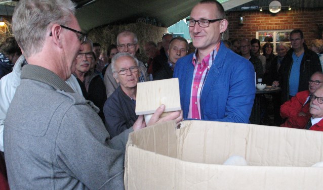 Wethouder Te Gronde bij de opening van het klompenpad in zijn geliefde Woold. Foto: Bernhard Harfsterkamp
