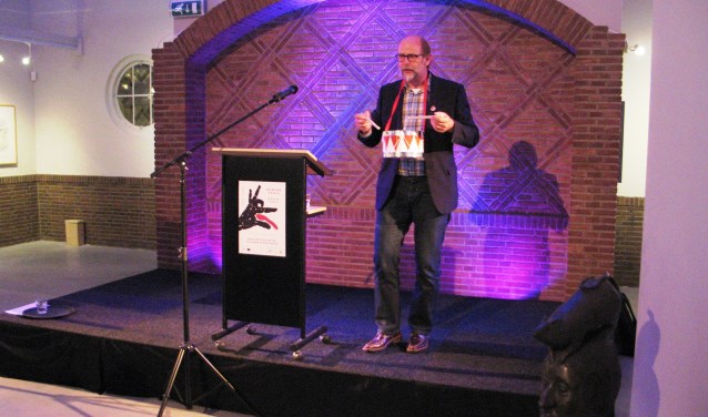 Wethouder Henk Rijks opent al trommelend de Grass-tentoonstelling. Foto: Bernhard Harfsterkamp