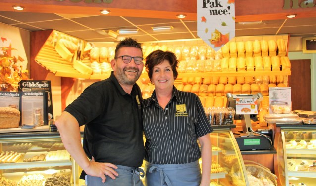 Michel Nales en zijn partner Monique, in de bakkerswinkel aan de Ravenhorsterweg in Winterswijk. Foto: Lydia ter Welle