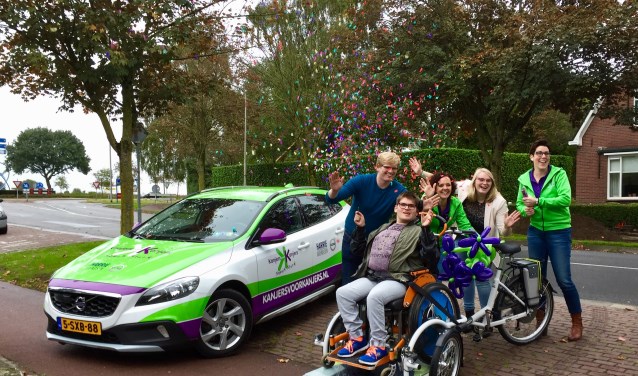 Onder gejuich en een confettiregen wordt de rolstoelfiets in gebruik genomen. Foto: Peter Vorderman
