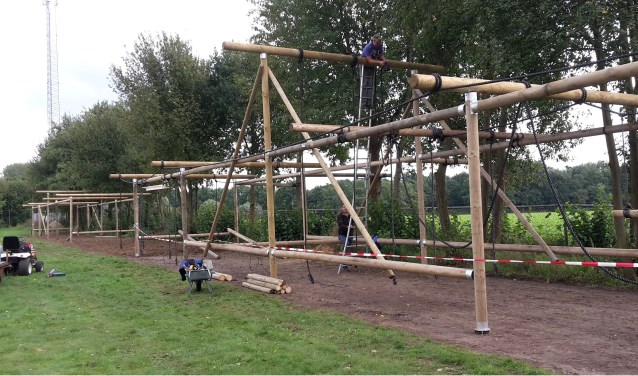 Vele vrijwilligers zijn betrokken bij de bouw van de hindernissen van Survivalrunners D'ran. Foto: PR