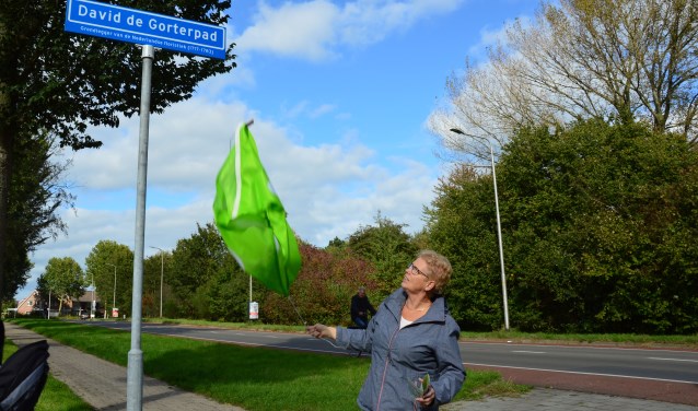 Wethouder Coby Pennings onthulde het straatnaambord: David de Gorterpad. Foto: Alize Hillebrink
