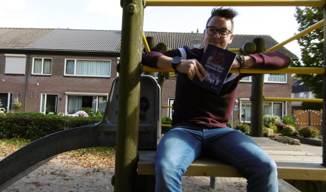 Brady Lukassen toont zijn boek De Gruwelijke Griezelaar. Foto: Maarten Buser