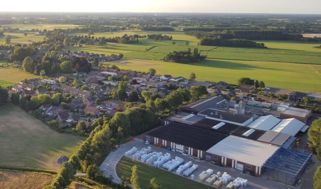 Vanuit de lucht is pas goed te zien hoe enorm groot het terrein van Westerveld en Nederlof is. Foto: PR