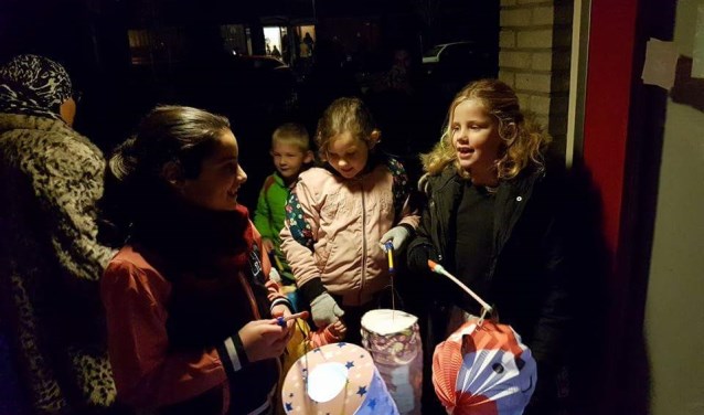 Kinderen komen langs met mooie lampionnen. Foto: PR 't Palet