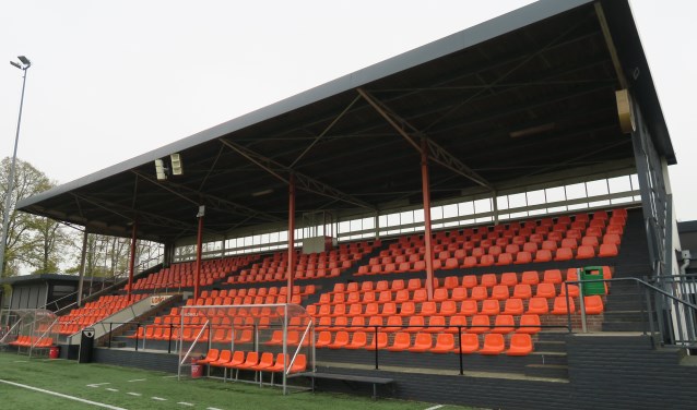 Longa ’30 wil het dak van de tribune in het kader van de duurzaamheid vernieuwen. Foto: Theo Huijskes