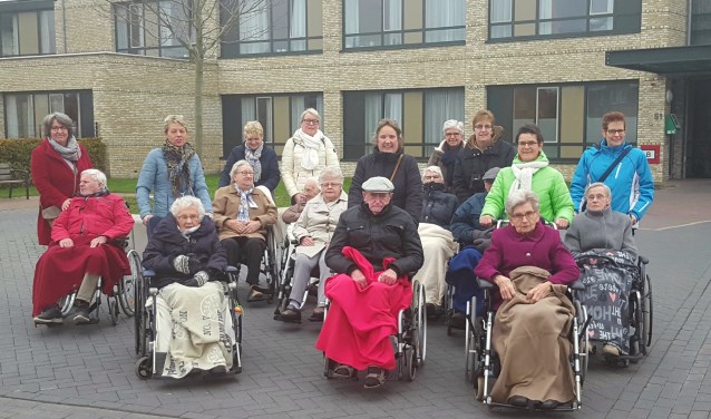 De vriendinnen en bewoners klaar voor vertrek naar het centrum van Lichtenvoorde. Foto: Henri Walterbos