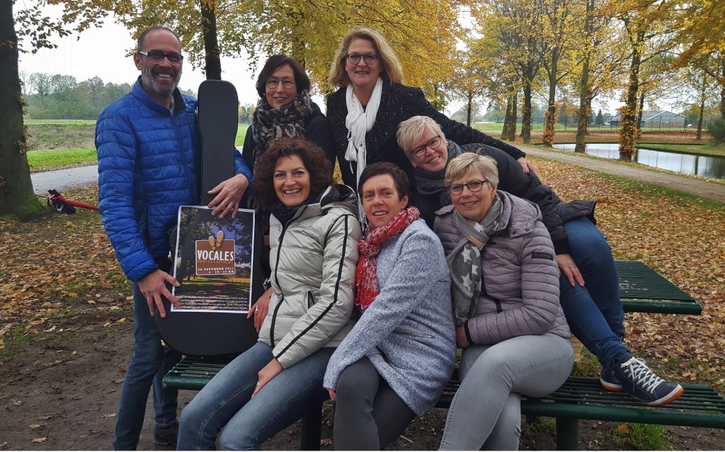 Enkele koorleden op de Halve Maan, waar de wandeltocht voorbij komt. Foto: Henri Walterbos