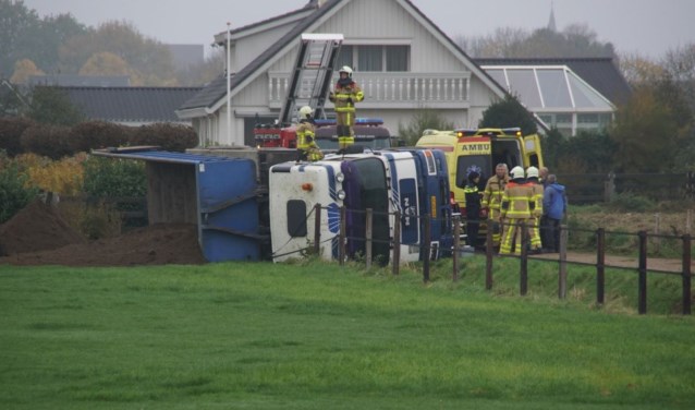 Een vrachtwagen met zand kantelde; de chauffeur werd met nog onbekend letsel naar het ziekenhuis gebracht. Foto: News United/112 Achterhoek-Nieuws