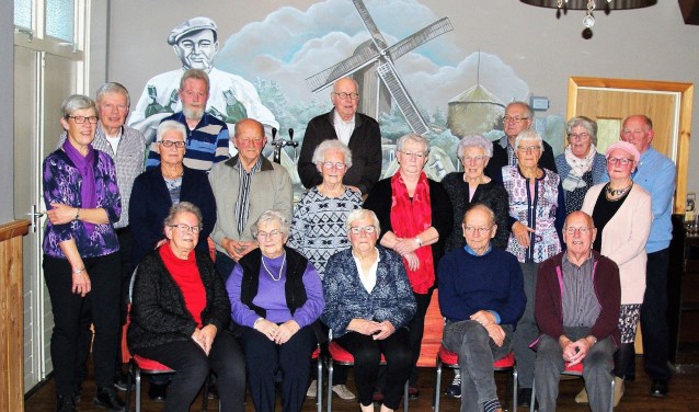 Vrijwilligersgroep (bijna compleet) van SBOIJ tijdens bijeenkomst in Café de Olde Mölle. Foto: Jan Meerdink