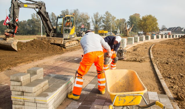 aanleg van het trottoir langs het fietspad, dat door de nieuwe fietstunnel loopt. Foto: Burry van den Brink