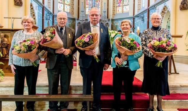 Jubilarissen Pancratiuskoor 's-Heerenberg in de bloemen gezet. Foto: Theo Sommers