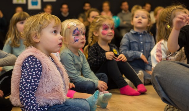 Ademloos luisteren de peuters naar het hilarische verhaal van de kleine mol. Foto: Burry van den Brink
