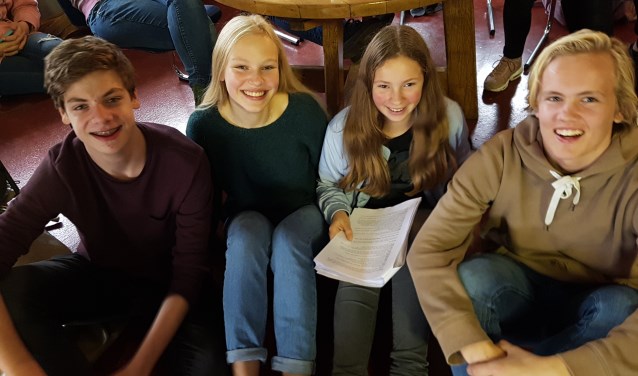 Vlnr Jasper, Eva, Danique en Storm maken deel uit van de 'toneelfamilie' van Marianum en zijn druk met repeteren voor 'Licht uit'. Foto: Kyra Broshuis