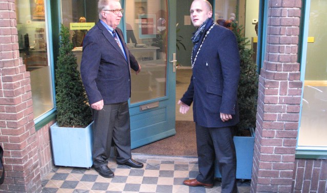 Joop Bilderbeek en burgemeester Bengevoord hebben de deur van het museum officieel geopend. Foto: Bernhard Harfsterkamp