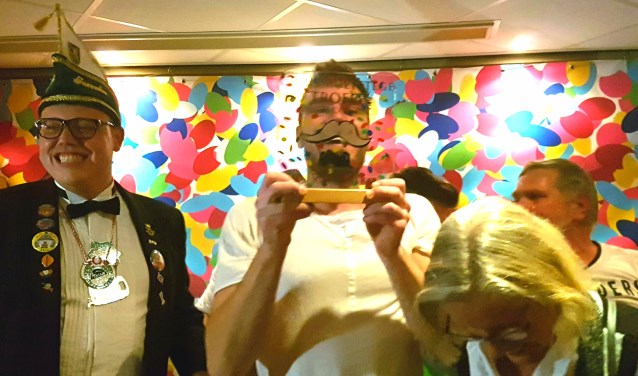Winnaar Joshua Kater met de Chris Muetstege-bokaal.