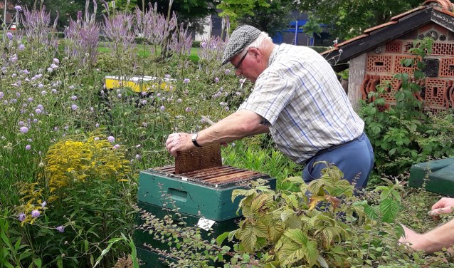 De imker levert een bijdrage aan het behoud van flora en fauna. Foto: PR
