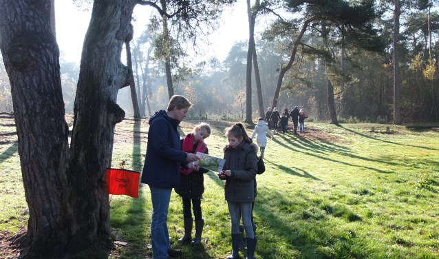 Frans ten Boschschool, bezig met het kompasspel en het vogeltrekspel. Foto: Dorien te Bokkel
