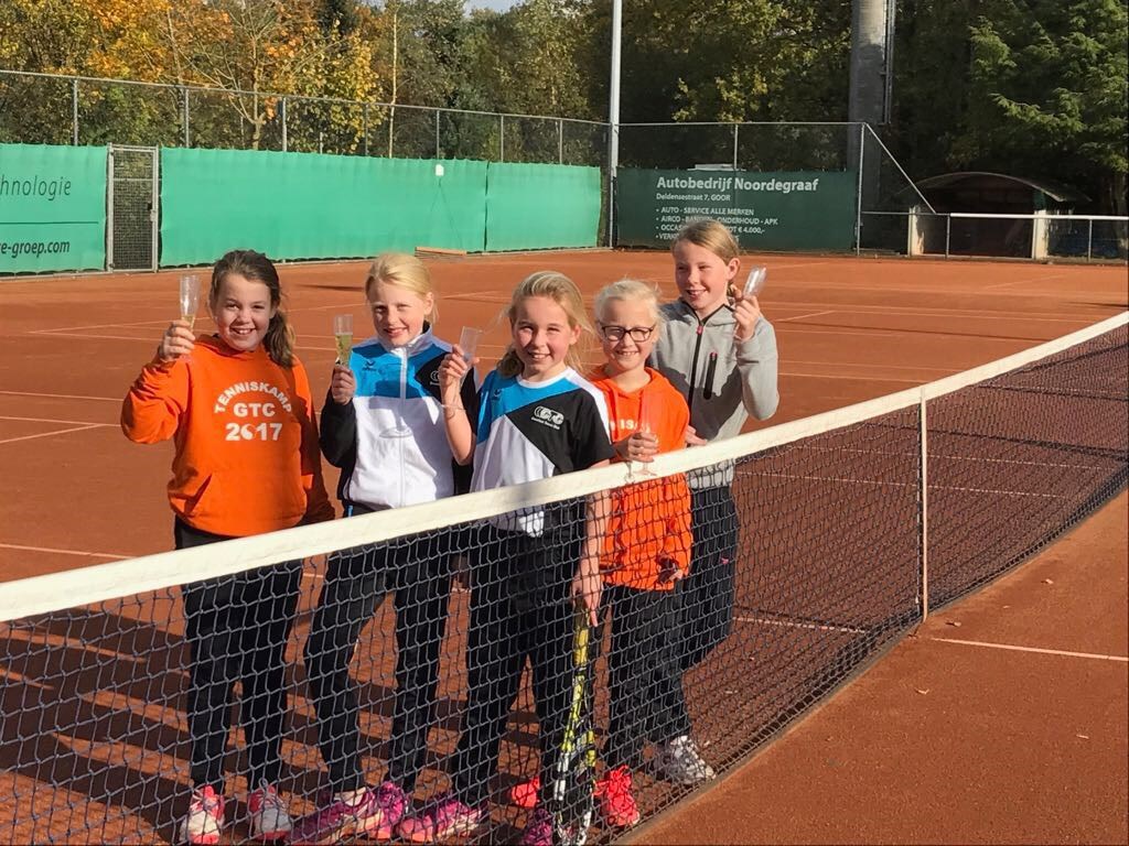 Van links naar rechts: Eva, Eeke, Julia, Sill en Diede. Foto: PR