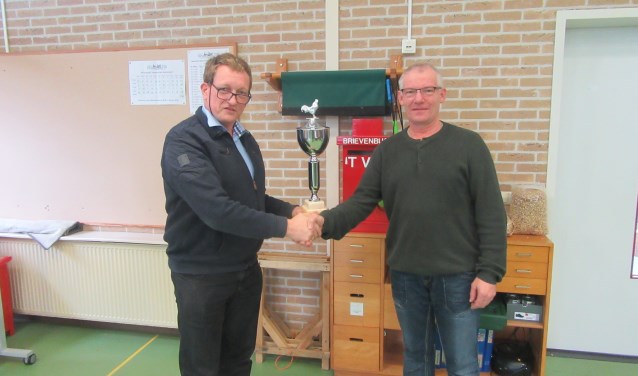 Dick Rutgers ontvangt de H. Mol wisselbokaal. Foto: PR