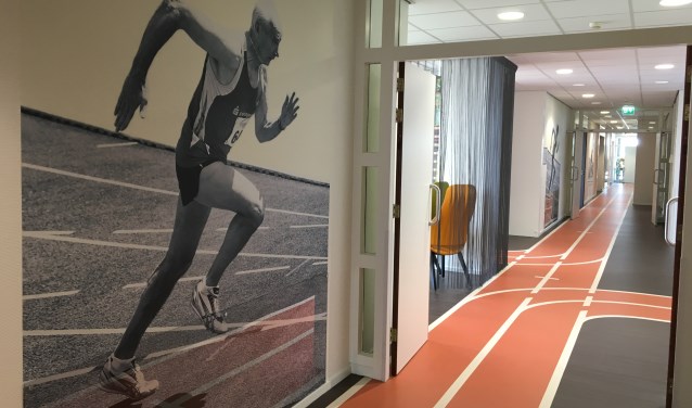 De hal van de gemoderniseerde revalidatieafdeling ademt bewegen. Foto: PR