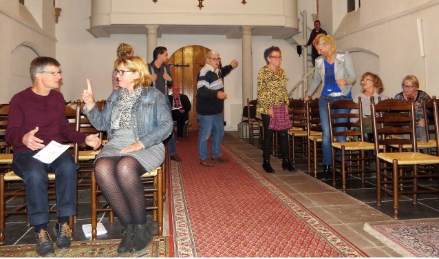 Spelers van Toneelvereniging Etten die in de Oude Ettense Kerk repeteren voor 'Gaten'. Foto: Josée Gruwel