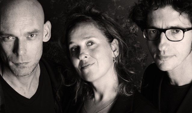 Lucy Legeland, met Dries Bijlsma (l) en Reinder van Raalte. Foto: Heide Arts