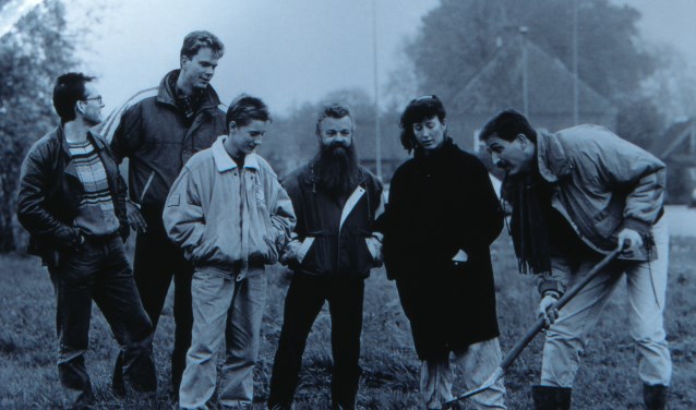 De net opgerichte Archeologische Werkgroep Lichtenvoorde staat te popelen om de grond in te gaan. Opgraving Richtershagen 1990. V.l.n.r. Carel Elferink, Godfried Nijs, Robin Kamperman, John Toebes, Resy Oonk en Kristiaan Tent. Foto: PR