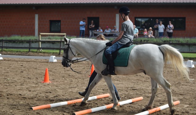 De kledinginzameling voor de SPG zorgt ervoor dat de doelgroep kan paardrijden. Foto: PR