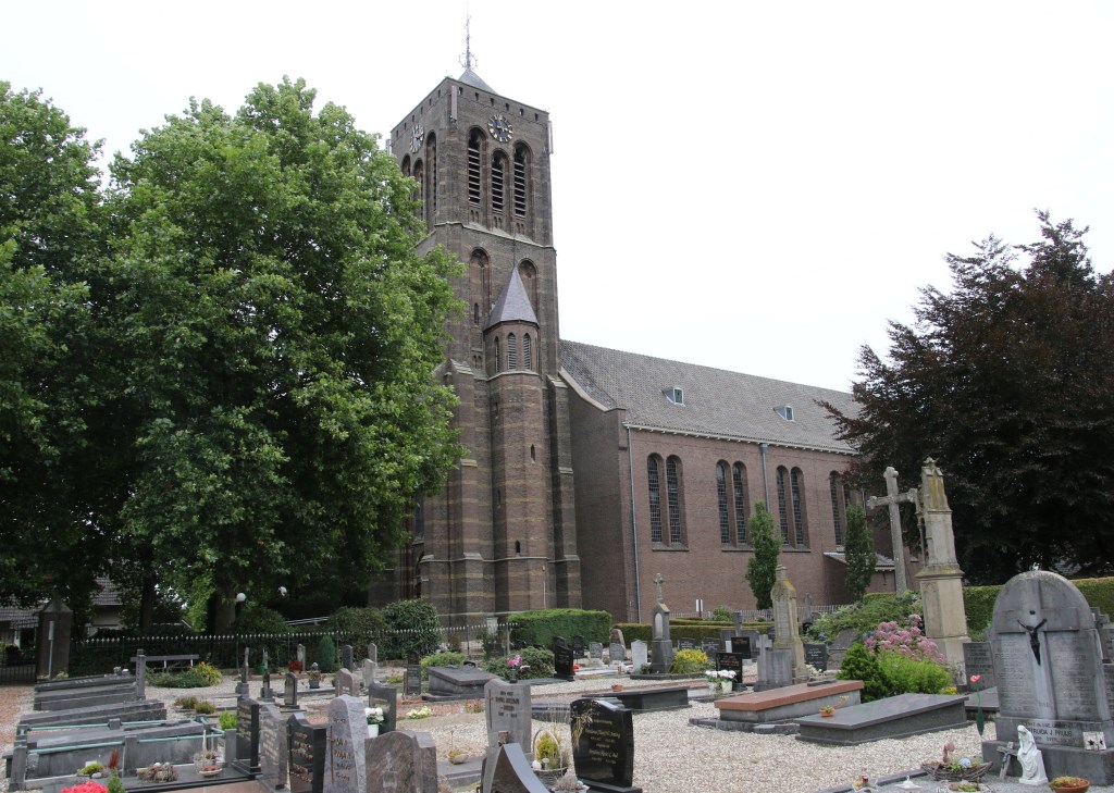 De kerk en kerkhof in Azewijn. Foto: PR